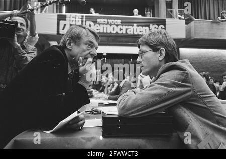 Amersfoort, congrès D66; Hans van Mierlo (l) avec le président Jacob Kohnstam, 27 octobre 1984, congrès, présidents, Pays-Bas, Agence de presse du XXe siècle photo, nouvelles à retenir, documentaire, photographie historique 1945-1990, histoires visuelles, L'histoire humaine du XXe siècle, immortaliser des moments dans le temps Banque D'Images