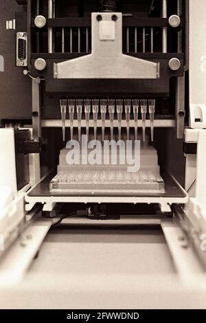 Matériel de laboratoire biomédical de culture cellulaire assistée par ordinateur; env.1985. Banque D'Images