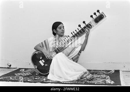 Affectation GPD; joueur de zither indien, 13 septembre 1978, citers, Pays-Bas, Agence de presse du XXe siècle photo, nouvelles à retenir, documentaire, photographie historique 1945-1990, histoires visuelles, L'histoire humaine du XXe siècle, immortaliser des moments dans le temps Banque D'Images