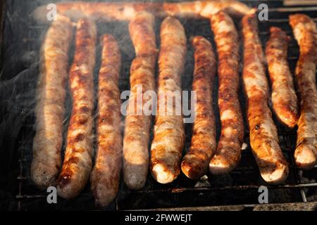 saucisses allemandes sur un grill au charbon de bois Banque D'Images