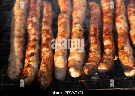 saucisses allemandes sur un grill au charbon de bois Banque D'Images