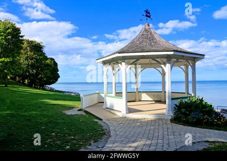 Belvédère blanc le long du lac Ontario pendant l'été, Niagara-on-the-Lake, Canada Banque D'Images