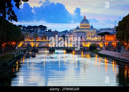 Vue sur la Cité du Vatican et la basilique Saint-Pierre de l'autre côté du Tibre au crépuscule, Rome, Italie Banque D'Images