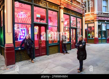 Marcus, Matthew et Linda Bracey pendant un aperçu de Electric City, Gods Own Junkyard exposition de Hollywood Neon au Leadenhall Market à Londres. L'exposition ouvrira le 26 mai et sera accompagnée d'un éclairage au néon sur différents sites du marché, y compris des installations de leurs travaux pour Stanley Kubrick's Eyes Wide Shut, Judge Dredd, Tomb Raider, The Dark Knight, Iron Man et Batman. Date de la photo: Lundi 24 mai 2021. Banque D'Images