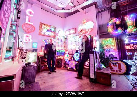 Matthew et Marcus Bracey pendant un aperçu d'Electric City, Gods Own Junkyard exposition de Hollywood Neon au Leadenhall Market à Londres. L'exposition ouvrira le 26 mai et sera accompagnée d'un éclairage au néon sur différents sites du marché, y compris des installations de leurs travaux pour Stanley Kubrick's Eyes Wide Shut, Judge Dredd, Tomb Raider, The Dark Knight, Iron Man et Batman. Date de la photo: Lundi 24 mai 2021. Banque D'Images