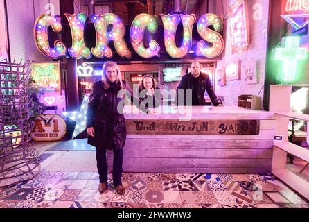 Linda, Marcus et Matthew Bracey pendant un aperçu de Electric City, Gods Own Junkyard exposition de Hollywood Neon au Leadenhall Market à Londres. L'exposition ouvrira le 26 mai et sera accompagnée d'un éclairage au néon sur différents sites du marché, y compris des installations de leurs travaux pour Stanley Kubrick's Eyes Wide Shut, Judge Dredd, Tomb Raider, The Dark Knight, Iron Man et Batman. Date de la photo: Lundi 24 mai 2021. Banque D'Images