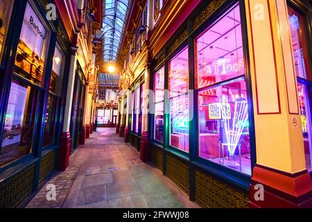 Un aperçu de Electric City, Gods Own Junkyard exposition de Hollywood Neon au Leadenhall Market à Londres. L'exposition ouvrira le 26 mai et sera accompagnée d'un éclairage au néon sur différents sites du marché, y compris des installations de leurs travaux pour Stanley Kubrick's Eyes Wide Shut, Judge Dredd, Tomb Raider, The Dark Knight, Iron Man et Batman. Date de la photo: Lundi 24 mai 2021. Banque D'Images