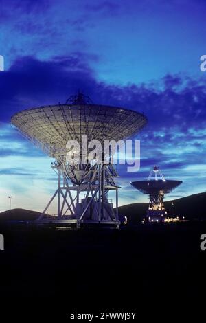 Antennes radiotélescopes à Goldstone, en Californie.Les antennes font partie du réseau de l'espace profond (DSN).Le plateau de Mars de 70 mètres, à droite, est le principal instrument de réception de signaux radio de plus en plus faibles de la part de l'engin spatial Voyager, entre autres programmes de la NASA. Banque D'Images