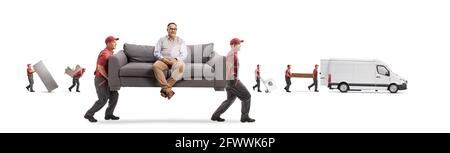 Movers portant un canapé avec un homme mature assis et autres moteurs chargeant une fourgonnette isolée sur fond blanc Banque D'Images