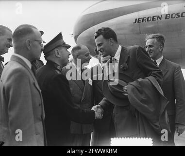 L'évangéliste américain Billy Graham est accueilli par le comité Billy Graham à son arrivée à l'aéroport de Schiphol. À l'extrême gauche se trouve le pasteur T.B. van Houten (1913-1989), pasteur à Aalsmeer en 1954, également traducteur des différents livres de Graham en néerlandais, 22 juin 1954, salutations, évangélistes, Avions, pays-Bas, agence de presse du XXe siècle photo, news to remember, documentaire, photographie historique 1945-1990, histoires visuelles, L'histoire humaine du XXe siècle, immortaliser des moments dans le temps Banque D'Images