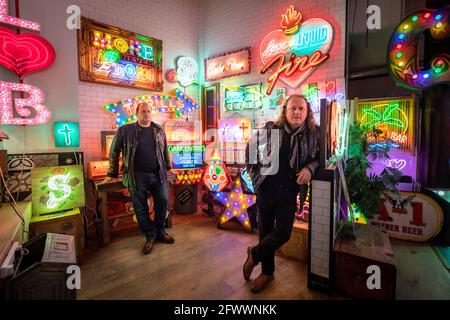 Londres, Royaume-Uni. 24 mai 2021. Propriétaires Linda, Marcus et Matthew Bracey pendant un aperçu de Electric City, Gods Own Junkyard exposition de Hollywood Neon au Leadenhall Market à Londres. L'exposition ouvre le 26 mai et sera éclairée au néon sur différents sites du marché. Date de la photo: Lundi 24 mai 2021. Le crédit photo devrait se lire: Matt Crossick/Empics/Alamy Live News Banque D'Images