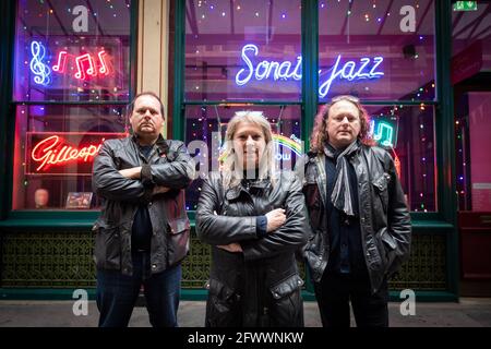 Londres, Royaume-Uni. 24 mai 2021. Propriétaires Linda, Marcus et Matthew Bracey pendant un aperçu de Electric City, Gods Own Junkyard exposition de Hollywood Neon au Leadenhall Market à Londres. L'exposition ouvre le 26 mai et sera éclairée au néon sur différents sites du marché. Date de la photo: Lundi 24 mai 2021. Le crédit photo devrait se lire: Matt Crossick/Empics/Alamy Live News Banque D'Images