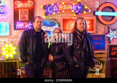 Londres, Royaume-Uni. 24 mai 2021. Propriétaires Linda, Marcus et Matthew Bracey pendant un aperçu de Electric City, Gods Own Junkyard exposition de Hollywood Neon au Leadenhall Market à Londres. L'exposition ouvre le 26 mai et sera éclairée au néon sur différents sites du marché. Date de la photo: Lundi 24 mai 2021. Le crédit photo devrait se lire: Matt Crossick/Empics/Alamy Live News Banque D'Images