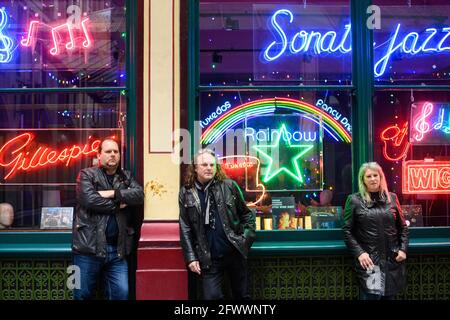 Londres, Royaume-Uni. 24 mai 2021. Propriétaires Linda, Marcus et Matthew Bracey pendant un aperçu de Electric City, Gods Own Junkyard exposition de Hollywood Neon au Leadenhall Market à Londres. L'exposition ouvre le 26 mai et sera éclairée au néon sur différents sites du marché. Date de la photo: Lundi 24 mai 2021. Le crédit photo devrait se lire: Matt Crossick/Empics/Alamy Live News Banque D'Images