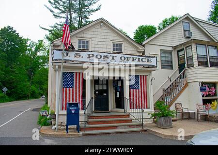 Joli petit immeuble isolé de bureaux de poste à Mendham, New Jersey, avec plusieurs drapeaux américains drapés Banque D'Images