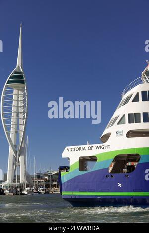 L'énergie hybride Wightlink ferry 'Victoria of Wight' à Portsmouth Port avec la Spinnaker Tower et Gunwharf Quays dans le Background Hampshire, Royaume-Uni Banque D'Images