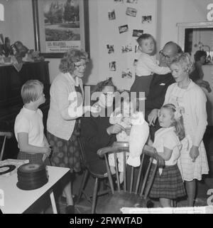 Mission Telegraph, Mme Bosch, la néerlandaise Josephine Baker, à Driebergen avec ses enfants, 30 septembre 1964, enfants, pays-Bas, agence de presse du xxe siècle photo, nouvelles à retenir, documentaire, photographie historique 1945-1990, histoires visuelles, L'histoire humaine du XXe siècle, immortaliser des moments dans le temps Banque D'Images