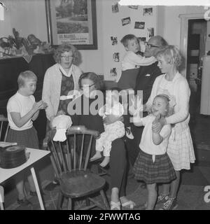 Mission Telegraph: Mme Bosch, la néerlandaise Josephine Baker, à Driebergen avec ses enfants, 30 septembre 1964, enfants, pays-Bas, agence de presse du xxe siècle photo, nouvelles à retenir, documentaire, photographie historique 1945-1990, histoires visuelles, L'histoire humaine du XXe siècle, immortaliser des moments dans le temps Banque D'Images