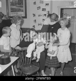 Mission Telegraph: Mme Bosch, la néerlandaise Josephine Baker, à Driebergen avec ses enfants, 30 septembre 1964, enfants, pays-Bas, agence de presse du xxe siècle photo, nouvelles à retenir, documentaire, photographie historique 1945-1990, histoires visuelles, L'histoire humaine du XXe siècle, immortaliser des moments dans le temps Banque D'Images