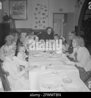 Mission Telegraph: mme Bosch, la néerlandaise Josephine Baker, à Driebergen avec ses enfants, 30 septembre 1964, enfants, pays-Bas, agence de presse du xxe siècle photo, nouvelles à retenir, documentaire, photographie historique 1945-1990, histoires visuelles, L'histoire humaine du XXe siècle, immortaliser des moments dans le temps Banque D'Images