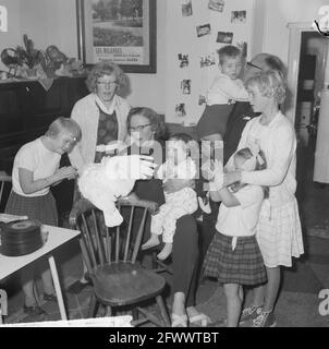 Mission Telegraph: Mme Bosch, la néerlandaise Josephine Baker, à Driebergen avec ses enfants, 30 septembre 1964, enfants, pays-Bas, agence de presse du xxe siècle photo, nouvelles à retenir, documentaire, photographie historique 1945-1990, histoires visuelles, L'histoire humaine du XXe siècle, immortaliser des moments dans le temps Banque D'Images