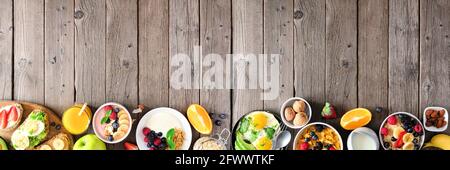 Bannière de nourriture saine pour le petit déjeuner avec bordure inférieure. Scène de table avec fruits, yaourt, bol à smoothie, toasts nutritifs, céréales et poêle à œufs. Vue ci-dessus Banque D'Images