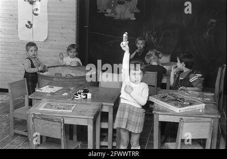 Tâche Textilia. École maternelle de l'atelier Ringdijk Amsterdam, 16 octobre 1969, enfants pré-scolaires, pays-Bas, agence de presse du XXe siècle photo, nouvelles à retenir, documentaire, photographie historique 1945-1990, histoires visuelles, L'histoire humaine du XXe siècle, immortaliser des moments dans le temps Banque D'Images