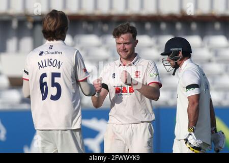 Sam Cook d'Essex célèbre avec ses coéquipiers après avoir pris le cricket de David Bedingham pendant le CCC d'Essex contre CCC de Durham, LV Insurance County Champi Banque D'Images