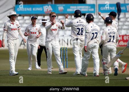 Simon Harmer, d'Essex, célèbre la prise du cricket de Brydon Carse lors du CCC d'Essex contre le CCC de Durham, LV Insurance County Championship Group 1 Cricket at Banque D'Images