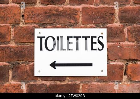 Panneau « toilettes » (toilettes, toilettes ou salle de bains en français) Banque D'Images