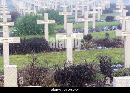 Valenciennes, France. Tombes de soldats tombés dans la première Guerre mondiale (une) au cimetière Saint Roch. Banque D'Images