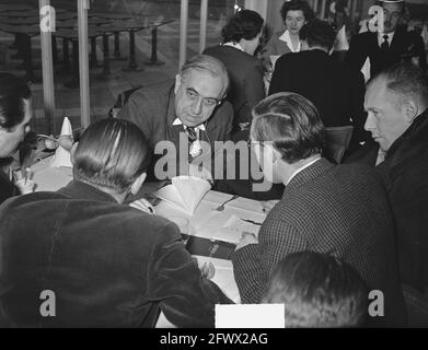 Professeur Ernst Reuter Maire de Berlin à l'aéroport de Schiphol, 8 mars 1951, Mayors, pays-Bas, agence de presse du xxe siècle photo, nouvelles à retenir, documentaire, photographie historique 1945-1990, histoires visuelles, L'histoire humaine du XXe siècle, immortaliser des moments dans le temps Banque D'Images