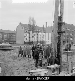 Affectations empilage de la première pile Minerva Square, 6 décembre 1955, pays-Bas, agence de presse du XXe siècle photo, nouvelles à retenir, documentaire, photographie historique 1945-1990, histoires visuelles, L'histoire humaine du XXe siècle, immortaliser des moments dans le temps Banque D'Images