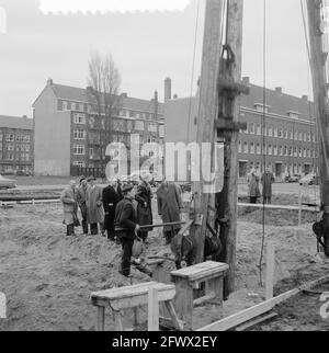 Affectations empilage de la première pile Minerva Square, 6 décembre 1955, pays-Bas, agence de presse du XXe siècle photo, nouvelles à retenir, documentaire, photographie historique 1945-1990, histoires visuelles, L'histoire humaine du XXe siècle, immortaliser des moments dans le temps Banque D'Images