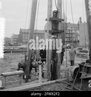 Affectations empilage de la première pile Minerva Square, 6 décembre 1955, pays-Bas, agence de presse du XXe siècle photo, nouvelles à retenir, documentaire, photographie historique 1945-1990, histoires visuelles, L'histoire humaine du XXe siècle, immortaliser des moments dans le temps Banque D'Images