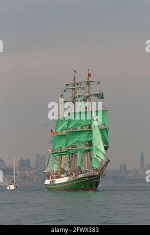 Alexander von Humboldt II au port d'Istanbul visite pendant Tall régate de navire Banque D'Images