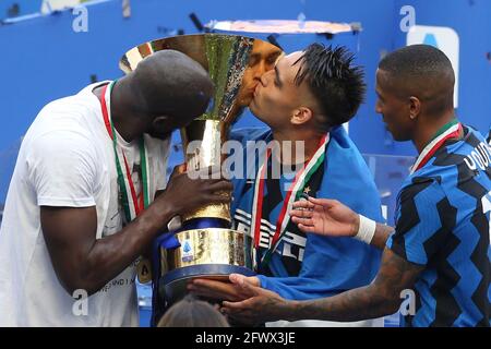 Milan, Italie, le 23 mai 2021. Romelu Lukaku et Lautaro Martinez de l'Internazionale célèbrent avec le trophée Scudetto après le match de Serie A à Giuseppe Meazza, Milan. Le crédit photo devrait se lire: Jonathan Moscrop / Sportimage Banque D'Images