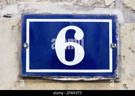 Numéro 6 en blanc sur une plaque métallique bleue Banque D'Images