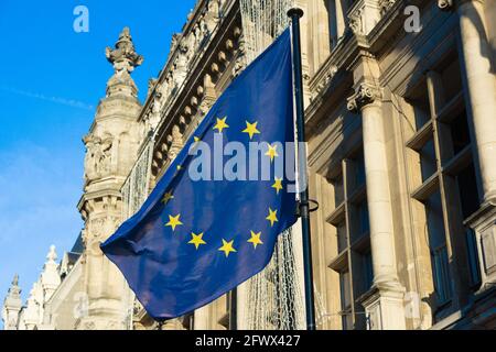 Drapeau européen sur une mairie en France. Banque D'Images