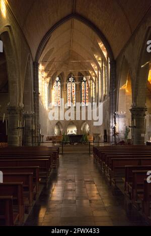 L'intérieur de l'église gothique de Saint Gery (Gaugericus) avec des arches pointues. Valenciennes, France, 2017/01/06. Banque D'Images