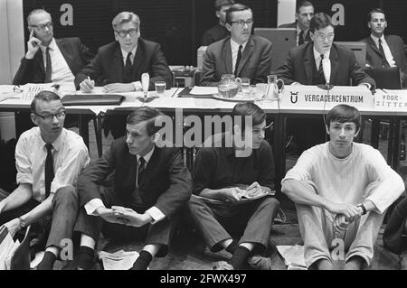 Débat ouvert entre le Conseil étudiant néerlandais et le ministre Veringa à Utrecht. Une salle surpeuplée, ministre de gauche Veringa, 19 juin 1968, débats, CONSEILS D'ÉTUDIANTS, ministres, pays-Bas, Agence de presse du XXe siècle photo, nouvelles à retenir, documentaire, photographie historique 1945-1990, histoires visuelles, L'histoire humaine du XXe siècle, immortaliser des moments dans le temps Banque D'Images