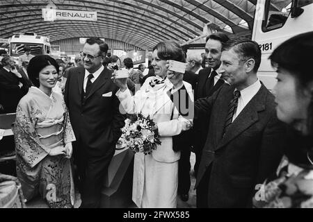 Ouverture de Bedrijfsauto RAI 1980 par le Premier ministre van Agt et State sec. SMIT Kroes; saké de boisson au constructeur automobile japonais, 6 février 1980, ouvertures, voitures de société, premiers ministres, pays-Bas, Agence de presse du XXe siècle photo, nouvelles à retenir, documentaire, photographie historique 1945-1990, histoires visuelles, L'histoire humaine du XXe siècle, immortaliser des moments dans le temps Banque D'Images