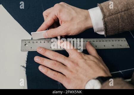gros plan des mains du tailleur au travail dans l'atelier Banque D'Images