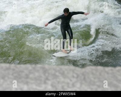 Eisbach surfer Munich, Isar Banque D'Images