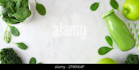 Bannière avec double bordure smoothie vert sain. Vue ci-dessus dans une bouteille de lait sur fond de marbre blanc. Copier l'espace. Banque D'Images