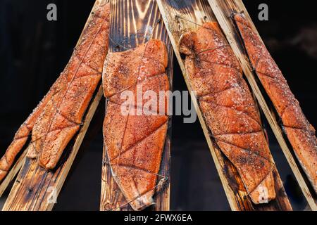 Filet de saumon sauvage avec sel et épices sur les planches de cèdre. Cuisson sur le barbecue. Barbecue, concept grill Banque D'Images