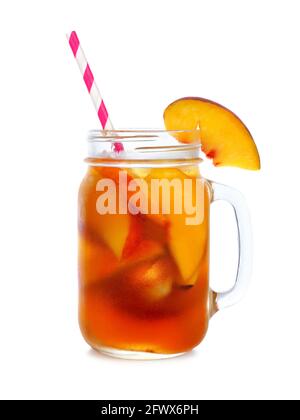 Thé glacé à la pêche frais dans un pot en verre maçon isolé sur fond blanc Banque D'Images