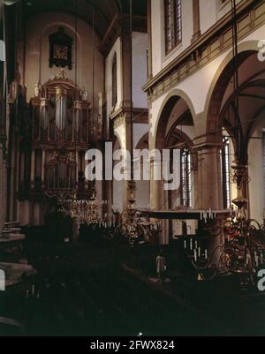 Amsterdam. Intérieur de Westerkerk avec chaire, grand orgue et couronnes légères, 29 septembre 1965, architecture, baroque, calvinisme, intérieurs, bâtiments d'église, couronnes légères, organes, Piliers, protestantisme, renaissance, pays-Bas, agence de presse du XXe siècle photo, nouvelles à retenir, documentaire, photographie historique 1945-1990, histoires visuelles, L'histoire humaine du XXe siècle, immortaliser des moments dans le temps Banque D'Images