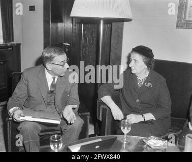 Amsterdam. Le ministre des Affaires étrangères d'Israël, Golda Meir, a été reçu à l'hôtel de ville. Le maire Van Hall en conversation avec elle, le 27 février 1964, visites, maires, Mairie, conférences, ministres, pays-Bas, Agence de presse du XXe siècle photo, news to remember, documentaire, photographie historique 1945-1990, histoires visuelles, L'histoire humaine du XXe siècle, immortaliser des moments dans le temps Banque D'Images