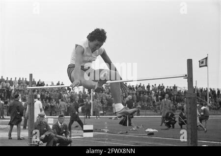 Athlétisme pays-Bas contre l'Allemagne de l'est. High Jump Nel Zwier, 13 août 1961, HIGH Jump, athlétisme, Pays-Bas, Agence de presse du XXe siècle photo, nouvelles à retenir, documentaire, photographie historique 1945-1990, histoires visuelles, L'histoire humaine du XXe siècle, immortaliser des moments dans le temps Banque D'Images